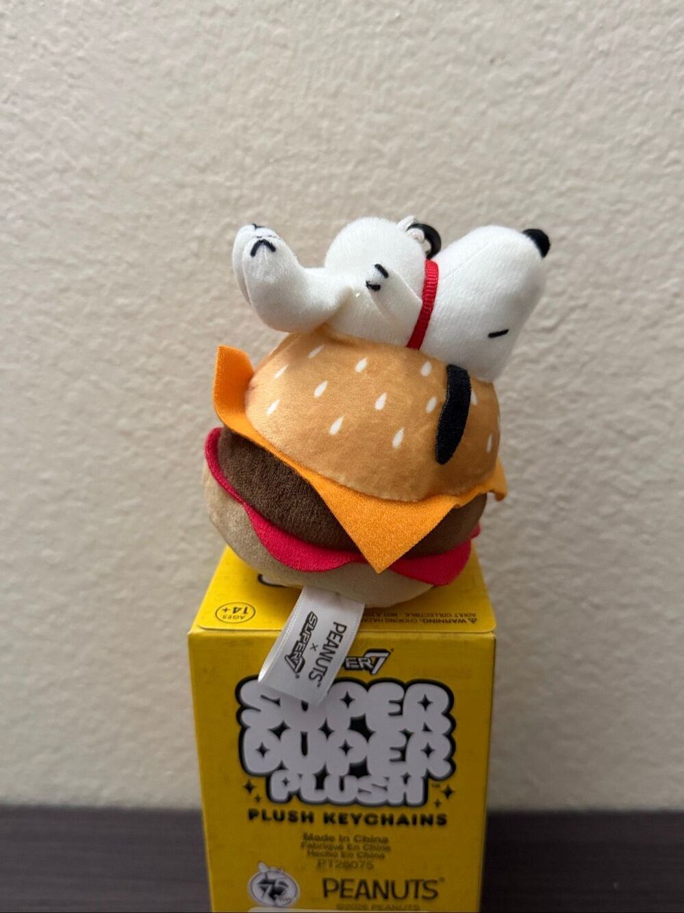 Peanuts x Super7 Snoopy Food Wave 3 Blind Box Plush Bag Clip - Hamburger - Picture 3 of 3
